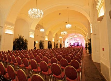 ウィーン・オランジェリー - 観客のいないコンサート会場内の座席の様子