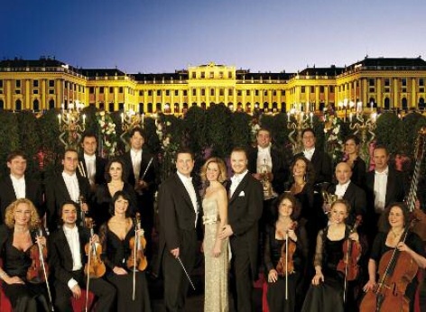 ウィーン・シェーンブルン宮殿の前のシェーンブルン宮殿劇場管弦楽団 ウィーン・シェーンブルン宮殿の前のシェーンブルン宮殿劇場管弦楽団